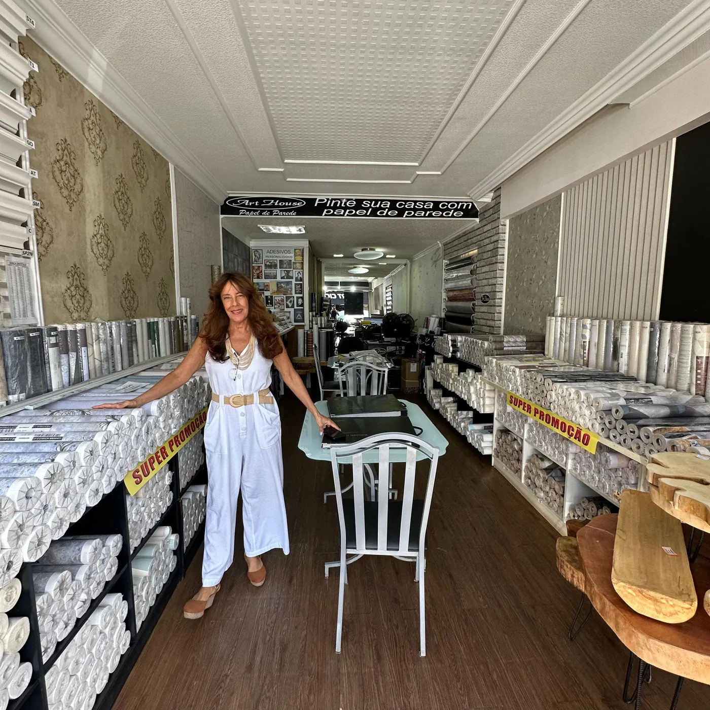 Showroom da Art House na Asa Sul, com rolos de papel de parede nas prateleiras